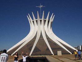 Katedrála Zjevení Panny Marie v brazilském mst Brasília svou kostrou...