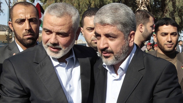 Exilov vdce hnut Hamas Chlid Mial (vpravo) s premirem Ismalem Hanjou po pjezdu do Psma Gazy (7. prosince 2012)