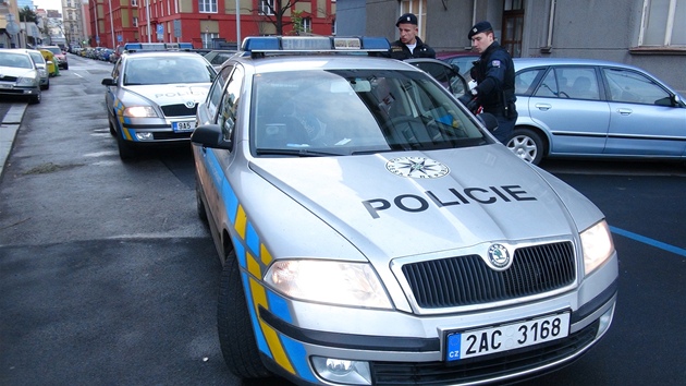 Policie na mst dopaden VW Passat,  jeho idi se jim v Praze pokusil ujet.