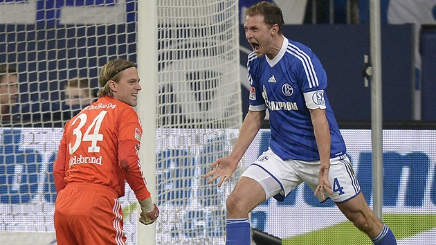 ROZZUEN KAPITN. Benedikt Hwedes ze Schalke patn sn gl, kter inkasoval jeho spoluhr Timo Hildebrand (vlevo).