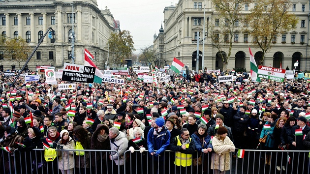 V Maarsku v nedli protestovalo nkolik tiscovek lid. Vad jim rasistick narky jednoho z mstnch poslanc