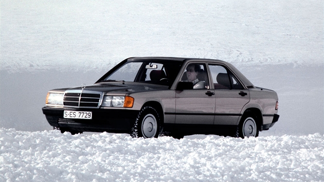 Nov Mercedes 190 ml premiru v zimnch kulisch. Psal se 7. prosinec 1982.