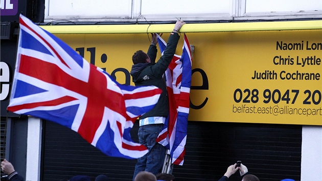 Loajalist v vlajku britsk unie v Belfastu na protest proti rozhodnut radnice britskou vlajku nechat na radnici vlt jen sedmnct dn v roce (4. prosince 2012)