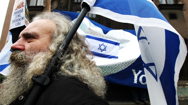 Nvtva izraelskho premira zmobilizovala stoupence i odprce idovskho sttu. Destky pznivc Izraele se shromdily ped adem vldy s myslem vyjdit Netanjahuovi podporu. (5. prosince 2012)


