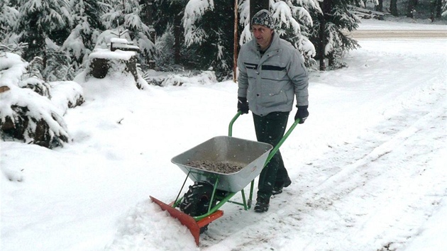 Motúčko s pluhem je ideální k odklízení čerstvě napadaného sněhu.
