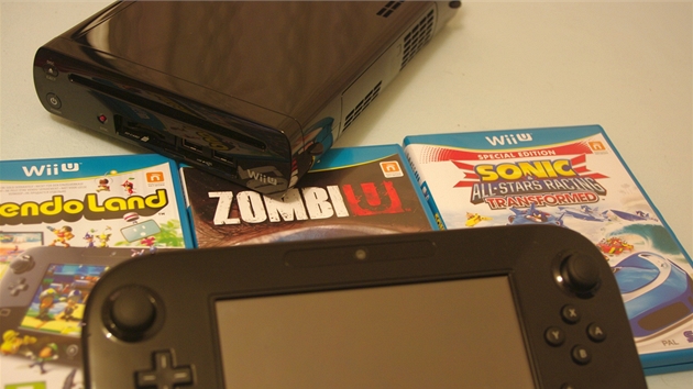 V pozadí konzole Wii U, v popedí tablet. Dominantou obal od her je modrá...