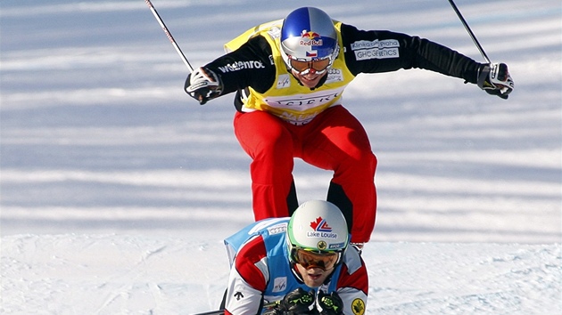 Skikrosa Tomá Kraus (nahoe) stíhá pi závodu Svtového poháru v Nakisce