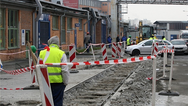 eleznin vleku ped vjezdem do kovrny Viva zatarasilo osobn auto. Brn tak vjezd do firmy.