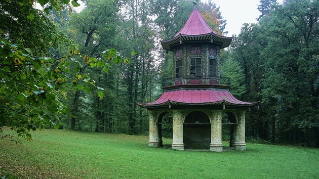 Orientln mda se koncem 18. stolet projevila ve sbratelstv i v adaptacch lechtickch sdel. dn romantick park se neobeel bez nskho pavilonku - jako tento devn, bohat zdoben ezbami s pestrou polychromi ve Vlaimi. 