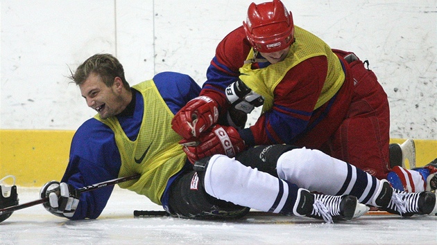 V hokejovm utkn fotbalist Jablonce nebyla nouze o humorn chvle. Takhle se srazili spoluhri z tmu mladch Vt Bene (vlevo) a Jan Kopic.