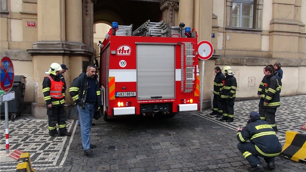 Por v budov praskho Klementina (4. prosince 2012).