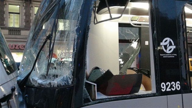 V praskch Koch se v zastvce Kavalrka srazily tramvaje (5. prosince 2012).