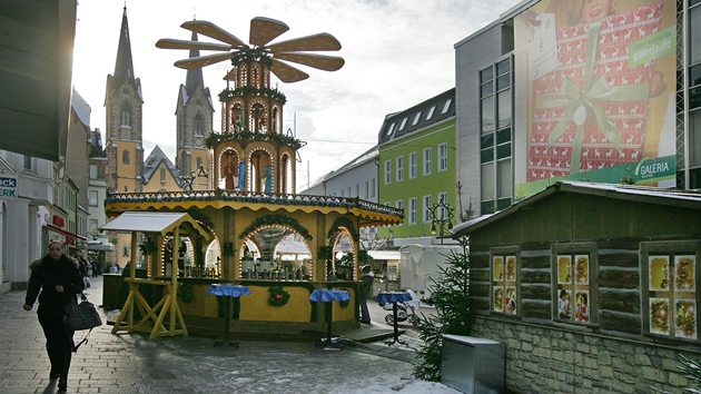 Weihnachtsmarkt - vnon trhy v Bavorskm Hofu. Jednou z atrakc je i velk devn otiv betlm s prodejnou svaenho vna, pune a grogu.