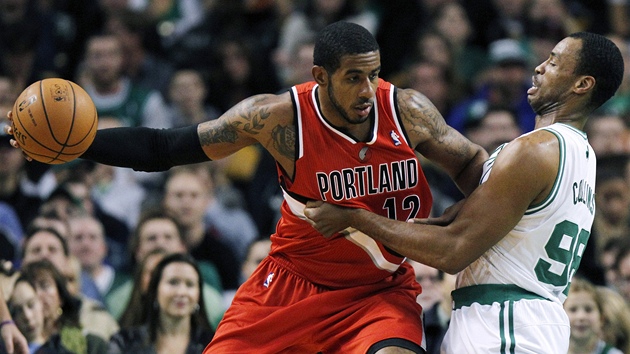 LaMarcus Aldridge (vlevo) z Portlandu si dl cestu pes Jasona Collinse z Bostonu.