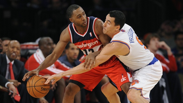 Pablo Prigioni z New Yorku se pokou vypchnout m A. J. Priceovi z Washingtonu.