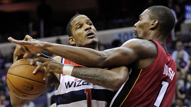 Trevor Ariza (vlevo) z Washingtonu pronik ke koi Miami pes Chrise Boshe,