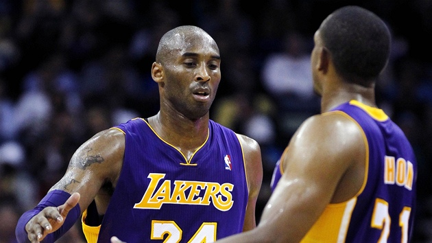 Kobe Bryant (vlevo) pijm gratulaci od Chrise Duhona, spoluhre z Los Angeles Lakers.