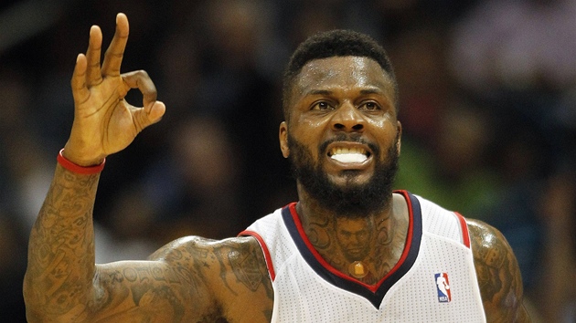 DeShawn Stevenson z Atlanty Hawks slav trojku.