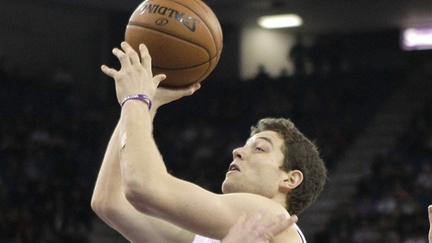 Jimmer Fredette ze Sacramenta pi stelb na ko Orlanda.