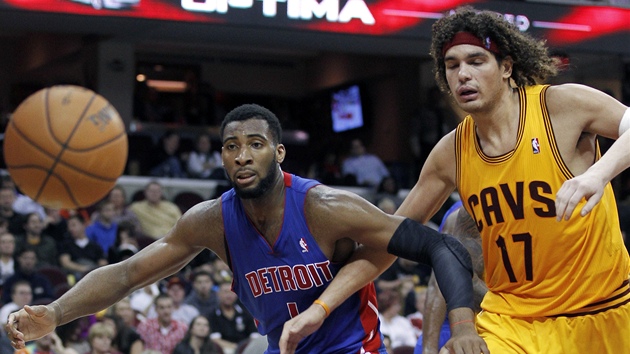 Andre Drummond (vlevo) z Detroitu a Anderson Varejao z Clevelandu pihlej, kterak jim unik m.