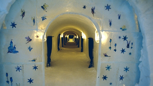 Ledov hotel v Jukkasjrvi ve vdskm Laponsku, chodba  s pokoji