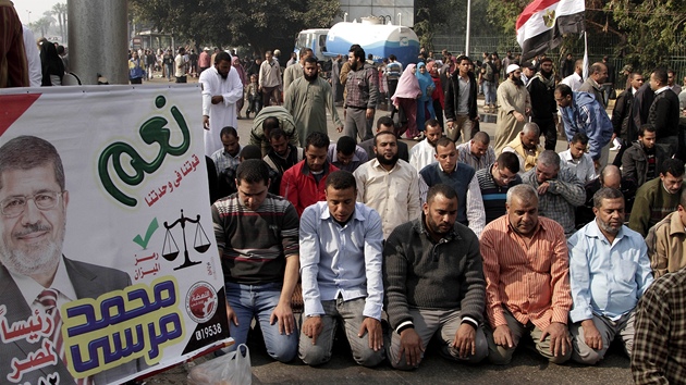 Egypan se modl bhem demonstrace na podporu prezidenta Mursho.