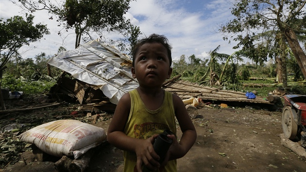 Tajfun Bopha zniil destky dom a cel vesnice pohbil pod bahnem.
