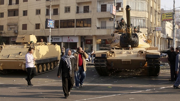 Obyvatel Khiry prochz kolem tank, kter byly umstny ped prezidentskm palcem. 