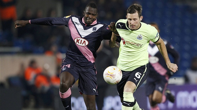 SPRINTEM ZA MEM. Cheick Diabate z Bordeaux svd souboj s Jamesem Perchem z Newcastlu.