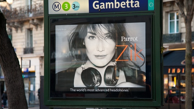 Carla Bruniov-Sarkozyov v reklam na sluchtka (prosinec 2012)