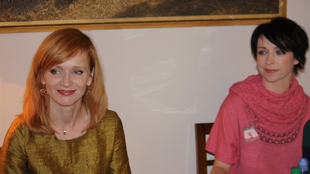 Aa Geislerov a Tatiana Vilhelmov podaj charitativn bazar i v roce 2012.
