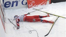 VYČERPANÝ VÍTĚZ. Petter Northug odpočívá po po stíhacím závodu na 15 km VYČERPANÝ VÍTĚZ. Petter Northug odpočívá po po stíhacím závodu na 15 km