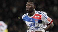 GÓL? NORMÁLKA... Útoník Bafétimbi Gomis z Lyonu svj gól z duelu s Montpellier