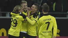 OSLAVA. Spoluhrái z Borussie Dortmund gratulují Marco Reusovi (druhý zleva) k