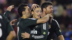 ZAJISTILS NÁM VÝHRU. Fotbalisté Realu Madrid gratulují Mesutu Özilovi
