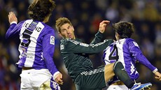 V OBLEENÍ. Sergio Ramos, obránce Realu Madrid (uprosted), hlavikuje mezi