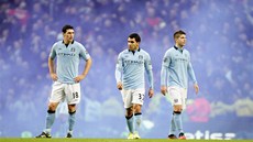 ZÁPAS NEZVLÁDLI. Fotbalisté Manchesteru City si po prohraném derby s United