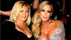 Pornoherečky Ginger Lynnová a Amber LynnNon spokojeně vypadají. Pornoherečky Ginger Lynnová a Amber LynnNon spokojeně vypadají.