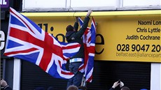 Loajalisté ví vlajku britské unie v Belfastu na protest proti rozhodnutí