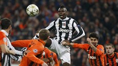 Nad vemi ní Pogba z Juventusu Turín, domácí fotbalisté achtaru Donck jen