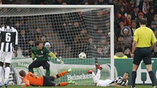 Kucher z Doncku (na zemi vlevo) si dává vlastní gól v zápase s Juventusem