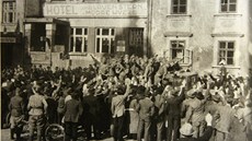 Snímek z osvobození v roce 1945. I tehdy byl hotel U Modré hvzdy dleitou