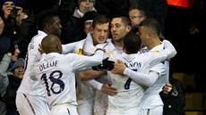 DOBRÁ PRÁCE, KLUCI. Fotbalisté Tottenhamu se objímají a oslavují gól v utkání