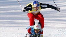 Skikrosař Tomáš Kraus (nahoře) stíhá při závodu Světového poháru v Nakisce Skikrosař Tomáš Kraus (nahoře) stíhá při závodu Světového poháru v Nakisce