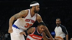 Rasheed Wallace (nahoře) z New Yorku vyráží míč washingtonskému Bradleymu Rasheed Wallace (nahoře) z New Yorku vyráží míč washingtonskému Bradleymu
