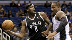 Andray Blatche (vlevo) z Brooklynu pekonává obranu Glena Davise z Orlanda.