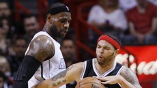 Deron Williams (vpravo) z Brooklynu se pokouší obejít LeBrona Jamese z Miami. Deron Williams (vpravo) z Brooklynu se pokouší obejít LeBrona Jamese z Miami.
