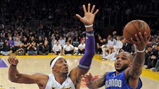Dwight Howard (vlevo) z LA Lakers se pokouší zblokovat Jameera Nelsona z Dwight Howard (vlevo) z LA Lakers se pokouší zblokovat Jameera Nelsona z