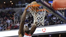 Emeka Okafor z Washingtonu Wizards pi smei.