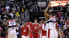 Martell Webster a Nené z Washingtonu Wizards slaví výhru nad Miami Heat. Martell Webster a Nené z Washingtonu Wizards slaví výhru nad Miami Heat.